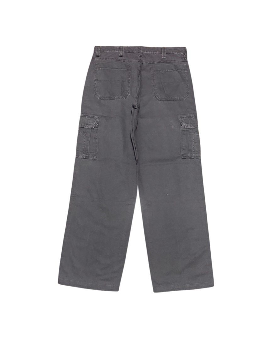Wrangler Dark Grey Cargo Pants (Category: Jeans) located in Guiguinto. Submitted by bottomsup_lootfinds (Listing ID 1470585402, Image 2). Description: Wrangler Dark Grey Cargo Pants Size on tag: 34 waist 34-36 length 44 hem/leg hole 10.3 sign of usage.