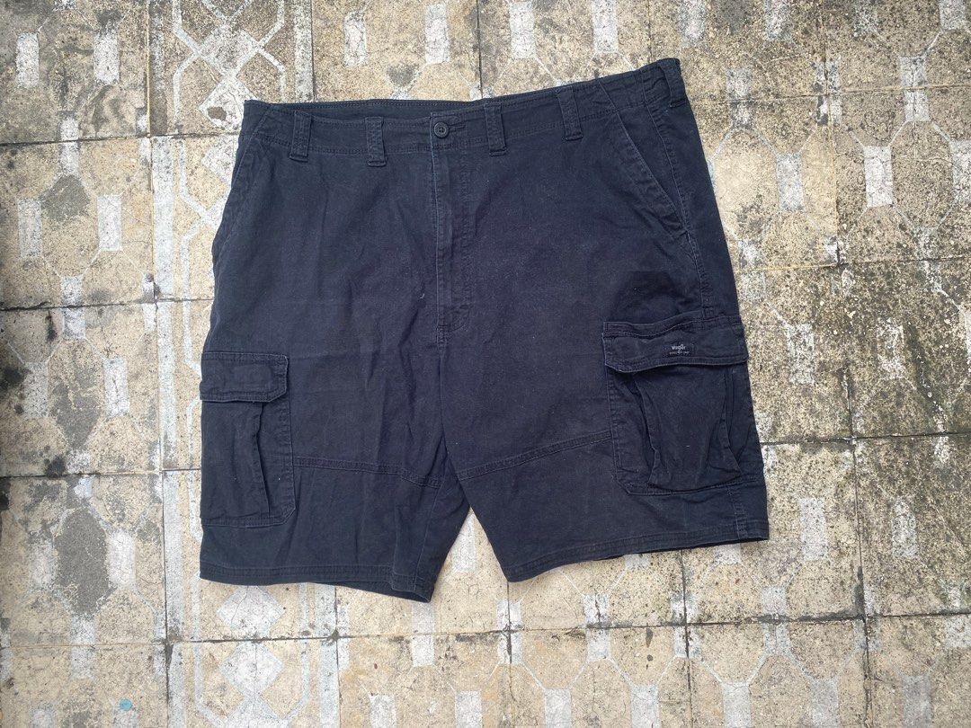 Wrangler Established 1947 Black Cargo Shorts (Category: Shorts) located in Imus. Submitted by frootiloots4103 (Listing ID 1470717554, Image 1). Description: - Brand: Wrangler - Color: Solid black - Material: Sturdy cotton fabric - Fit: Standard fit through the thigh - Closure: Button closure with branded hardware - Storage: Multiple functional side and back pockets - Style: Classic utility, ideal for casual wear and outdoor errands OPEN FOR NEGO 