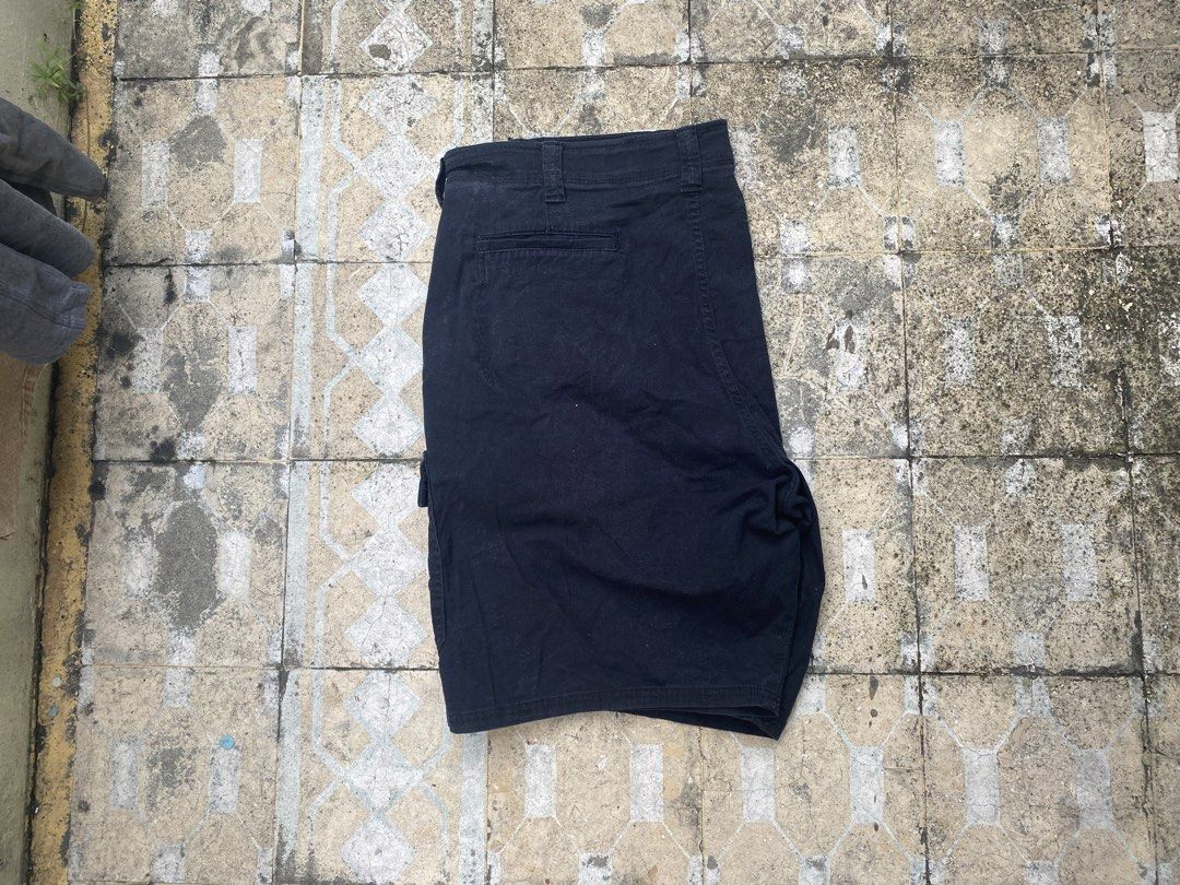 Wrangler Established 1947 Black Cargo Shorts (Category: Shorts) located in Imus. Submitted by frootiloots4103 (Listing ID 1470717554, Image 3). Description: - Brand: Wrangler - Color: Solid black - Material: Sturdy cotton fabric - Fit: Standard fit through the thigh - Closure: Button closure with branded hardware - Storage: Multiple functional side and back pockets - Style: Classic utility, ideal for casual wear and outdoor errands OPEN FOR NEGO 