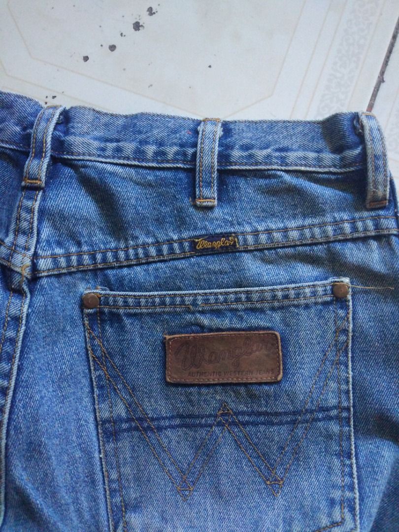 Wrangler Jean 30 actual OFF (Category: Jeans) located in Pasay City. Submitted by denimdude.ph (Listing ID 1470657468, Image 3). Description: looks OFF or F-A-K-E based on rivets no care tags small scratch at side, last pic.