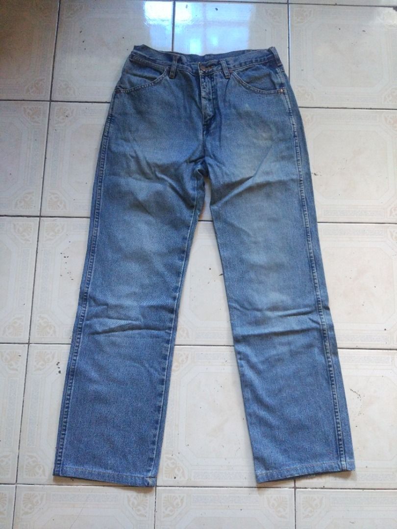 Wrangler Jean 30 actual OFF (Category: Jeans) located in Pasay City. Submitted by denimdude.ph (Listing ID 1470657468, Image 1). Description: looks OFF or F-A-K-E based on rivets no care tags small scratch at side, last pic.