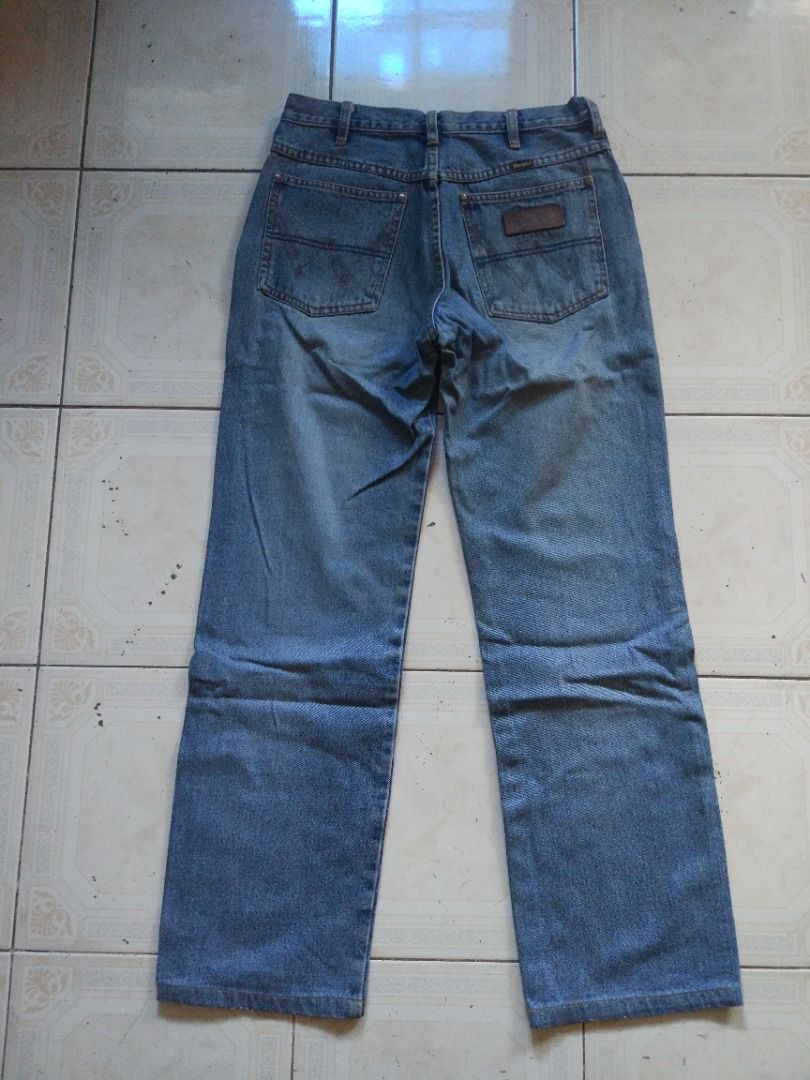 Wrangler Jean 30 actual OFF (Category: Jeans) located in Pasay City. Submitted by denimdude.ph (Listing ID 1470657468, Image 2). Description: looks OFF or F-A-K-E based on rivets no care tags small scratch at side, last pic.