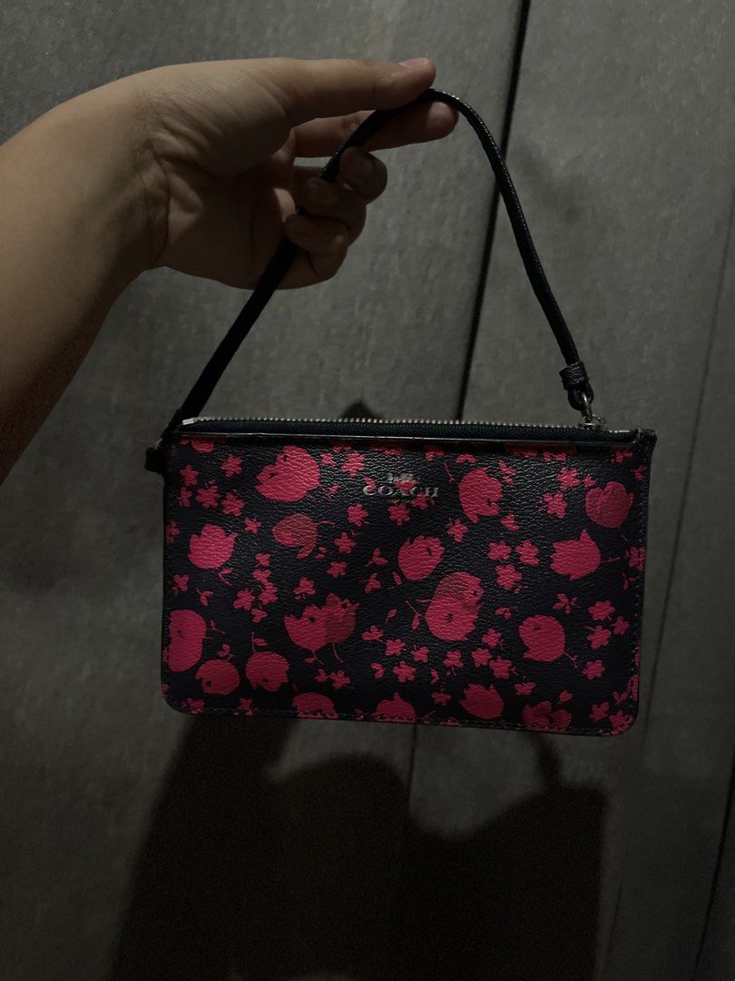Wristlet Wallet Coach (Category: Wallets & Card holders) located in San Jacinto. Submitted by kellysthrift_ (Listing ID 1470689141, Image 2). Description: Wrsitlet coach wallet.
