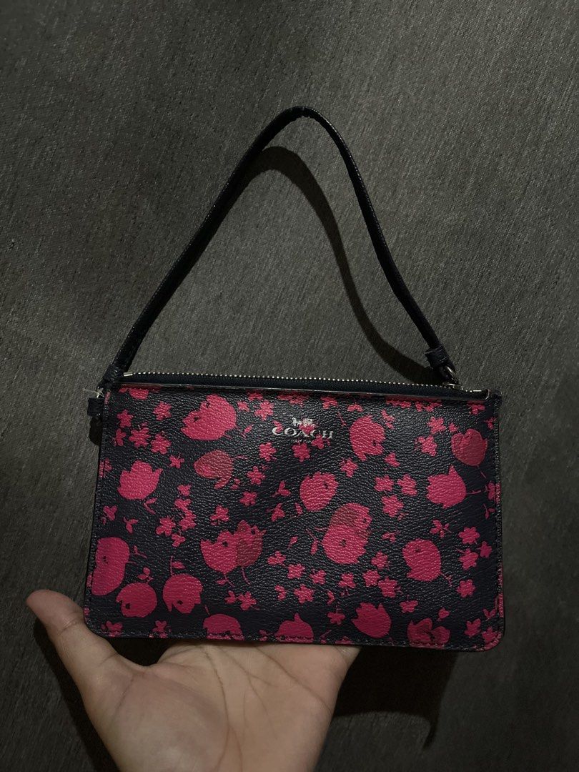 Wristlet Wallet Coach (Category: Wallets & Card holders) located in San Jacinto. Submitted by kellysthrift_ (Listing ID 1470689141, Image 1). Description: Wrsitlet coach wallet.