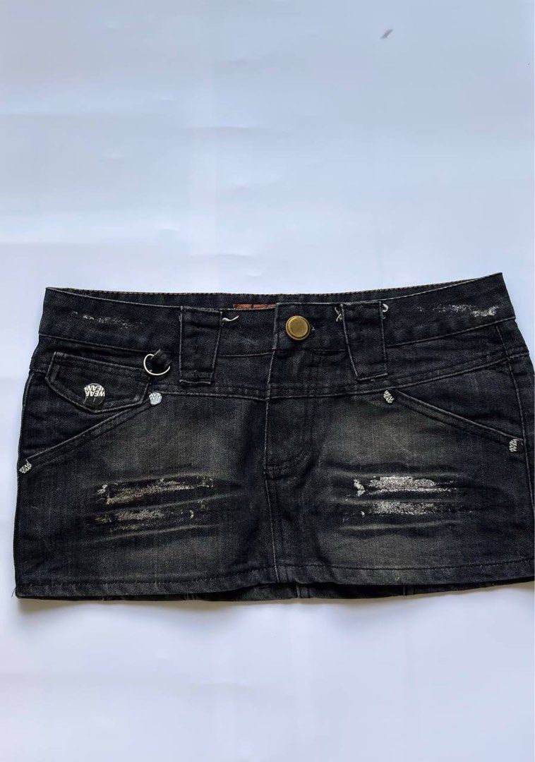 Y2K Acid Black Denim Micro Skirt (Category: Skirts) located in Manila. Submitted by petalfinds_ (Listing ID 1470645728, Image 1). Description: ˚⊱🪷⊰˚ black denim micro skirt ౨ৎ 𝐛𝐫𝐚𝐧𝐝: F.C.Q.Y ౨ৎ 𝐬𝐢𝐳𝐞: 31-32 wl | 10" length 🫧⋆｡˚ 𝐝𝐞𝐭𝐚𝐢𝐥𝐬: ANG GANDAAA! rare size for denim skirt na micro! 😭🤍 no issue! 💞 ─── ⋆⋅☆⋅⋆ ── 「 ✦ 𝐍𝐎 𝐂𝐎𝐃𝐄, 𝐈𝐍𝐕𝐀𝐋𝐈𝐃 𝐌𝐈𝐍𝐄 ✦ 」 𝓹𝓻𝓲𝓬𝓮: 179 𝓬𝓸𝓭𝓮: ashflower.