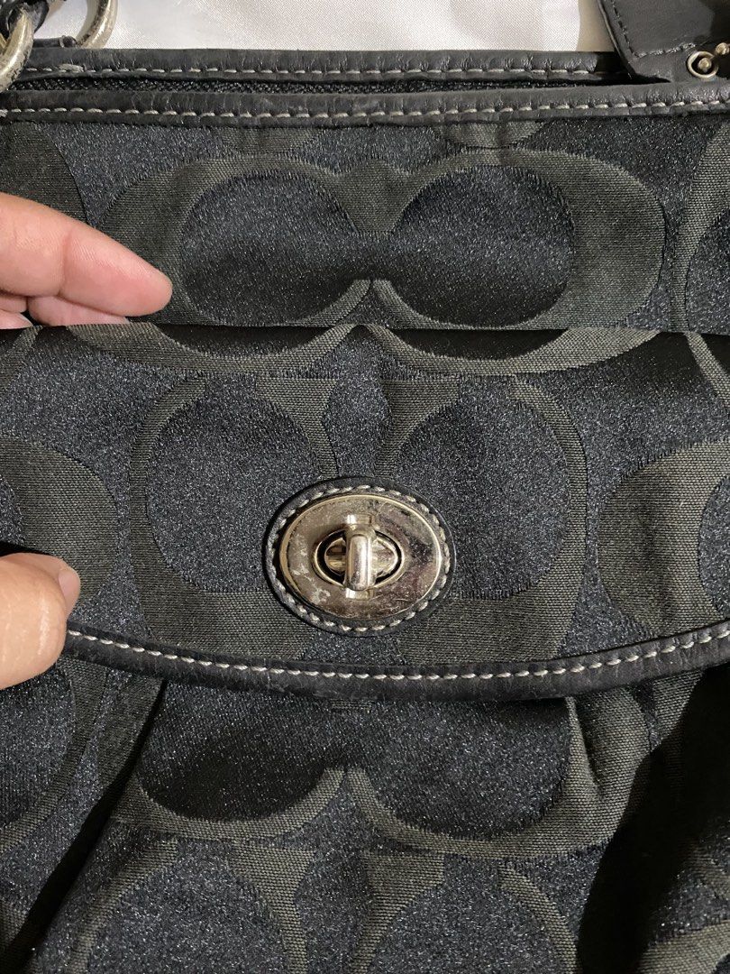 Y2K coach leah (Category: Shoulder Bags) located in Iba. Submitted by preme2ow9 (Listing ID 1470682443, Image 2). Description: Need clean No issue with dust bag can vc .