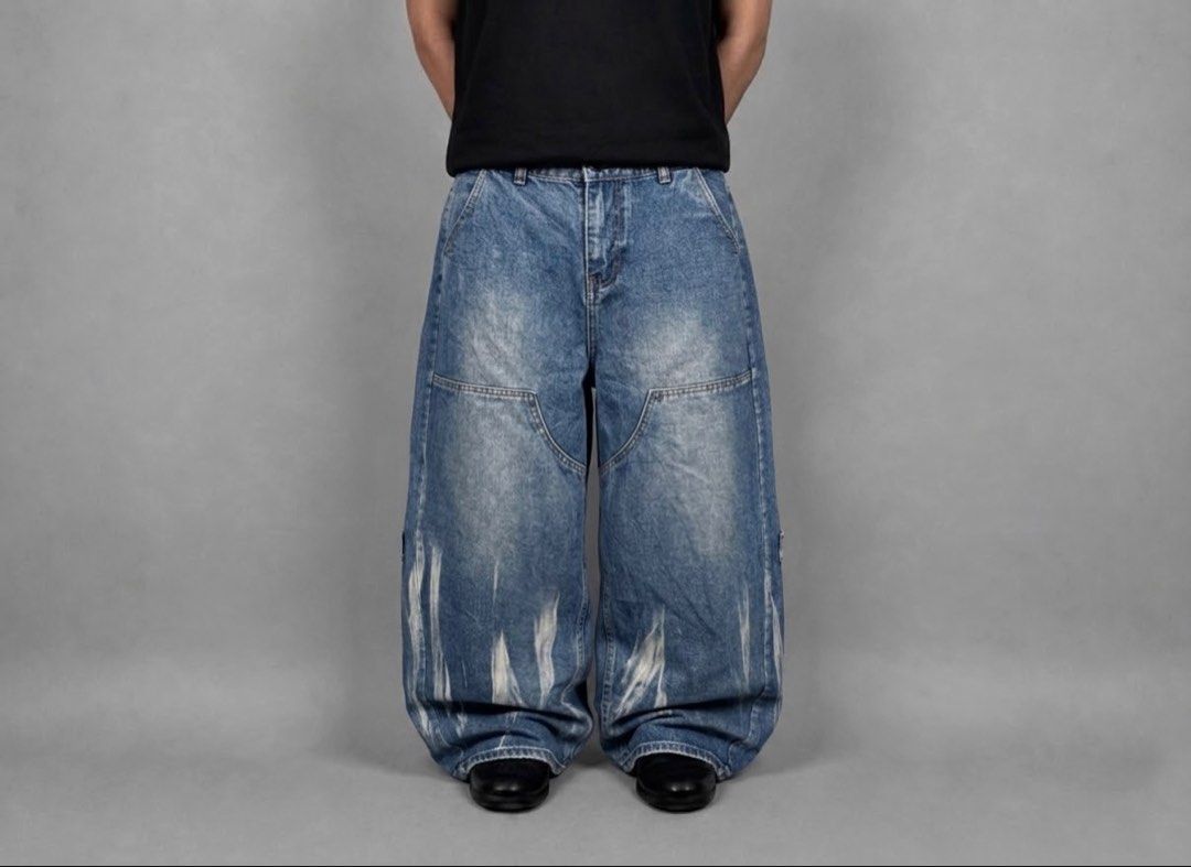 Y2k DKNEE BAGGY DENIM PANTS✨ (Category: Jeans) located in Bulacan. Submitted by cris_thrifty (Listing ID 1470673959, Image 2). Description: ₱300 + shipping fee ➡️📦 Y2k DKNEE BAGGY DENIM PANTS✨ Size 29-33 (garterizebackpart) Length 41 Leg hole 9 Thigh 12.5 • need wash • good fittings • Heavy • semi thick • semi hard • must buy it - Style: Streetwear super wide-leg skater fit - Wash/Design: Heavy wash with bleach splatter effect and paneled front 