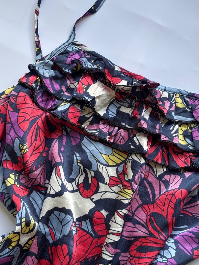 Y2K Floral Cami Top (Category: Sleeveless) located in Manila. Submitted by petalfinds_ (Listing ID 1470644902, Image 2). Description: ˚⊱🪷⊰˚ floral ruffles cami top ౨ৎ 𝐛𝐫𝐚𝐧𝐝: Banna Banna Collection ౨ৎ 𝐬𝐢𝐳𝐞: medium to semi large (slightly oversized for small) 🫧⋆｡˚ 𝐝𝐞𝐭𝐚𝐢𝐥𝐬: GANDA NITOOO! silk typeee! no issue! 🤍 ─── ⋆⋅☆⋅⋆ ── 「 ✦ 𝐍𝐎 𝐂𝐎𝐃𝐄, 𝐈𝐍𝐕𝐀𝐋𝐈𝐃 𝐌𝐈𝐍𝐄 ✦ 」 𝓹𝓻𝓲𝓬𝓮: 129 𝓬𝓸𝓭𝓮: bloomspell.