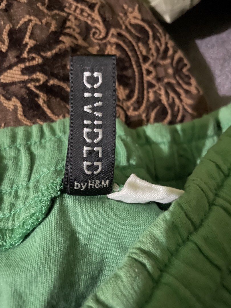 y2k green skirt (Category: Skirts) located in San Quintin. Submitted by polasolah (Listing ID 1470705378, Image 1). Description: wash before use size: 36 on tag, around 30-31 on measuring tape pero ADJUSTABLE naman for smaller waist good condition .