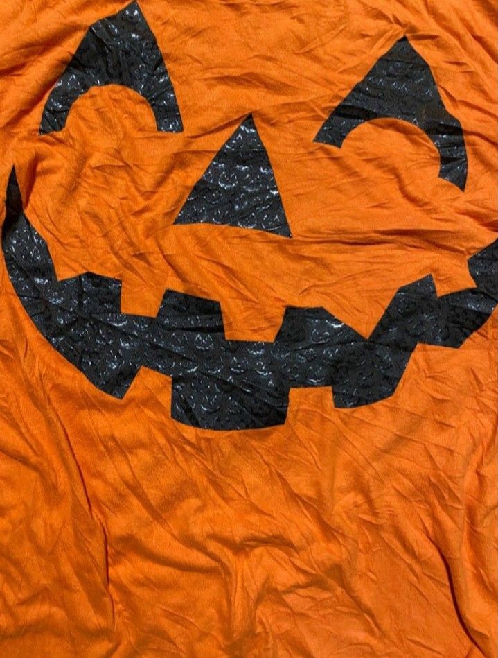 Y2K GRUNGE JESSE PINKMAN PUMPKIN TEE (Category: Activewear) located in Mandaue City. Submitted by gusstboy21 (Listing ID 1470561846, Image 2). Description: 9/10 COLOR RATE GOOD CONDITION MOP : GCASH MOD : JNT LOC : CEBU, PH + SF.