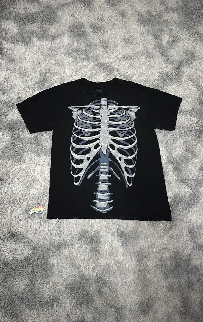 Y2k grunge tee (Category: Tshirts & Polo Shirts ) located in Manila. Submitted by paulovenegaskalakal2020 (Listing ID 1470593577, Image 1). Description: For sale! Kalakal Y2k skelet*n tee Glow int the dark M.E official printed tag Medium- 19 width x 26 length inches Pinhole Sign of usage Good MINE 950 +sf.