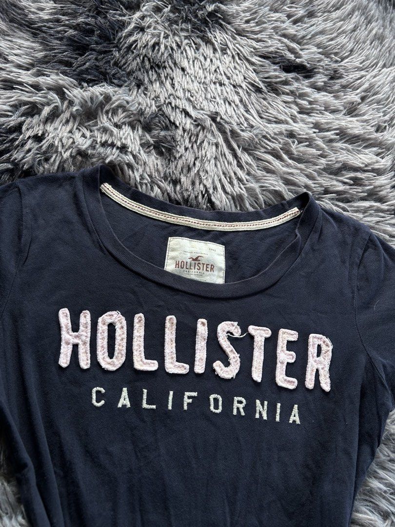 Y2k Hollister Spell Out (Category: Blouses) located in Banaybanay. Submitted by prettysixtythrift_17 (Listing ID 1470633396, Image 2). Description: Y2k Hollister Spell Out ▪️Length: 24 ▪️Width: 16 ▪️Color Rate: 10/10 ▪️Condition: Excellent ▪️Issue: None.