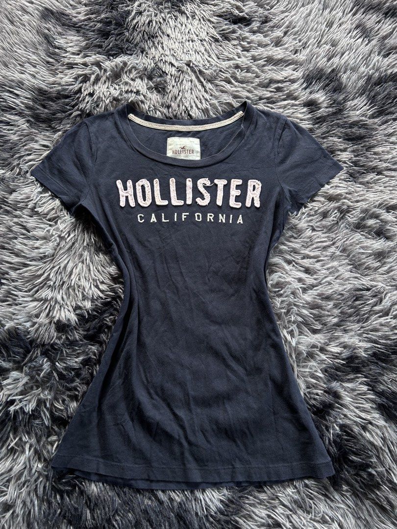 Y2k Hollister Spell Out (Category: Blouses) located in Banaybanay. Submitted by prettysixtythrift_17 (Listing ID 1470633396, Image 1). Description: Y2k Hollister Spell Out ▪️Length: 24 ▪️Width: 16 ▪️Color Rate: 10/10 ▪️Condition: Excellent ▪️Issue: None.