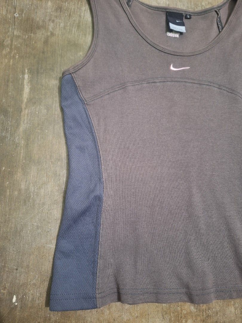 Y2k nike tops (Category: Activewear) located in Palayan City. Submitted by erae_lf (Listing ID 1470681742, Image 3). Description: issue minimal stain not noticeable very good condition. 2 size width: 16" length: 21" dm Location: Palayan City Nueva Ecija.