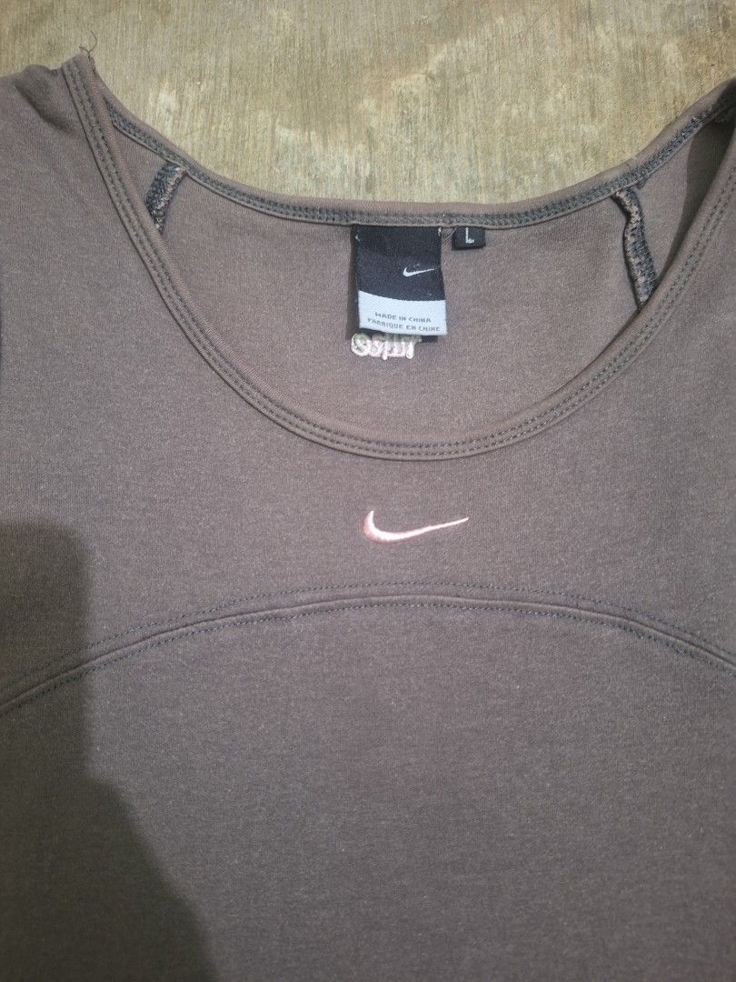 Y2k nike tops (Category: Activewear) located in Palayan City. Submitted by erae_lf (Listing ID 1470681742, Image 2). Description: issue minimal stain not noticeable very good condition. 2 size width: 16" length: 21" dm Location: Palayan City Nueva Ecija.