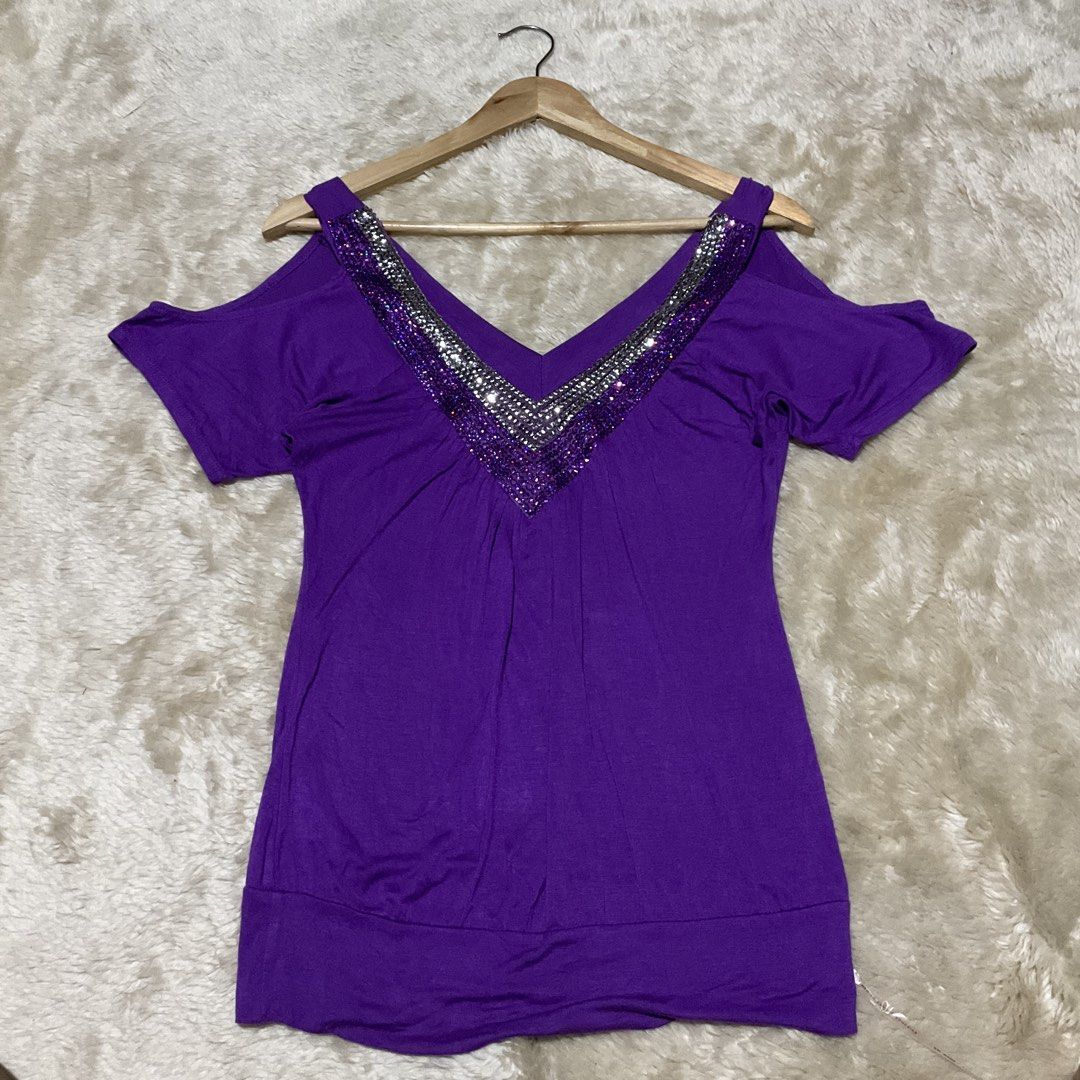 y2k sequin design top (Category: Others Tops) located in San Fernando. Submitted by jz_ofiaza (Listing ID 1470599459, Image 1). Description: excellent Condition no issue.