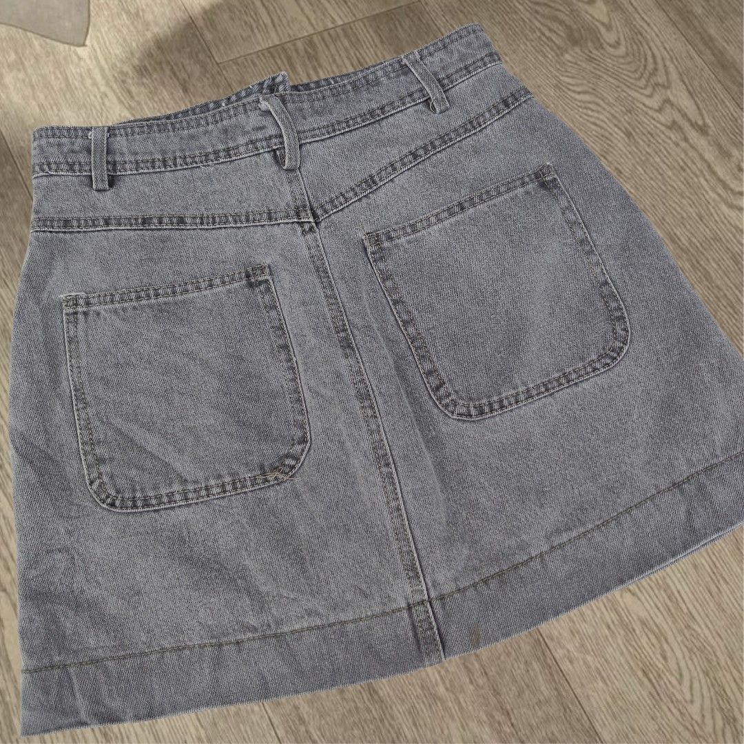Y2k skirt (Category: Skirts) located in Orani. Submitted by pichie.salvador (Listing ID 1470592255, Image 2). Description: 𐀔 𝒀𝟐𝑲 𝑫𝒆𝒏𝒊𝒎 𝑺𝒌𝒊𝒓𝒕 𐀔 ♡ 𝑷𝒓𝒊𝒄𝒆: ₱139 ♡ 𝑾𝒂𝒊𝒔𝒕𝒍𝒊𝒏𝒆: 25" ♡ 𝑳𝒆𝒏𝒈𝒕𝒉: 15" review all photos before claiming. ♡ 𝑪𝒐𝒎𝒎𝒆𝒏𝒕 𝑴𝑰𝑵𝑬 𝒕𝒐 𝒄𝒍𝒂𝒊𝒎! 💳 𝑷𝒂𝒚𝒎𝒆𝒏𝒕 𝒇𝒊𝒓𝒔𝒕 𝒗𝒊𝒂 𝑮𝑪𝒂𝒔𝒉 🛒 𝑻𝒊𝒌𝑻𝒐𝒌 𝑪𝒉𝒆𝒄𝒌𝒐𝒖𝒕 𝒐𝒓 𝑫𝒊𝒓𝒆𝒄𝒕 𝑱&𝑻 📦 📍 𝑷𝒊𝒄𝒌𝒖𝒑: Dwellings, Mulawin, Orani