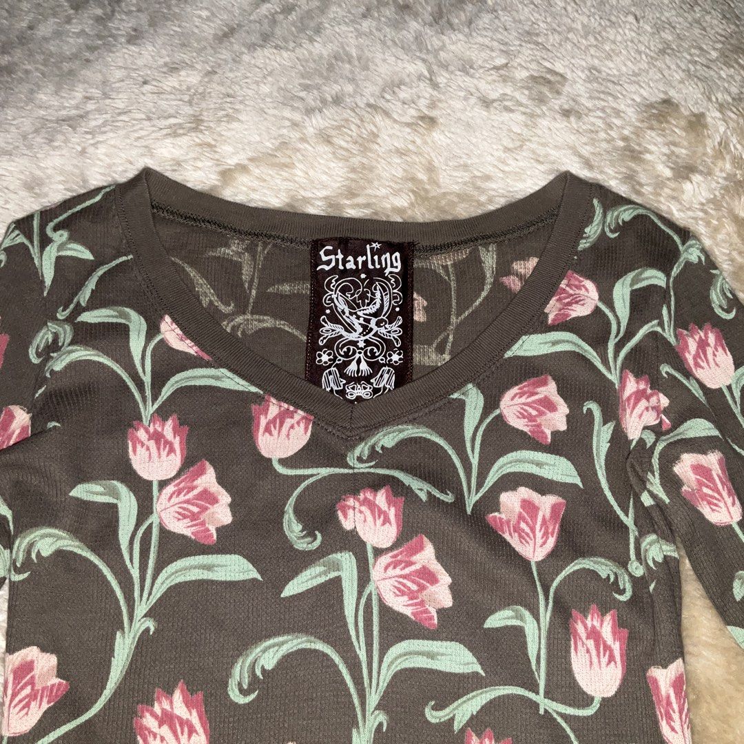y2k Tulips design top by starling (Category: Others Tops) located in San Fernando. Submitted by jz_ofiaza (Listing ID 1470599765, Image 2). Description: Excellent Condition.