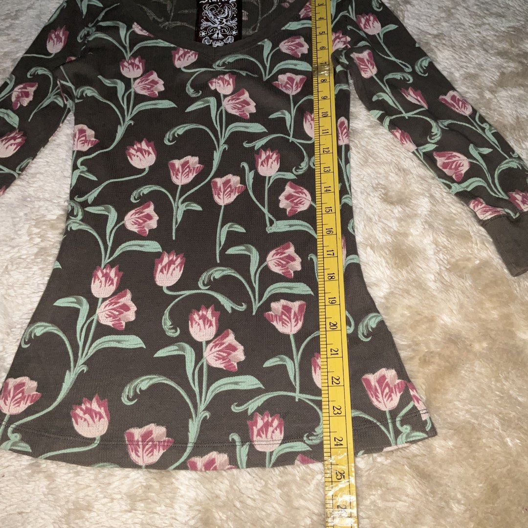 y2k Tulips design top by starling (Category: Others Tops) located in San Fernando. Submitted by jz_ofiaza (Listing ID 1470599765, Image 3). Description: Excellent Condition.