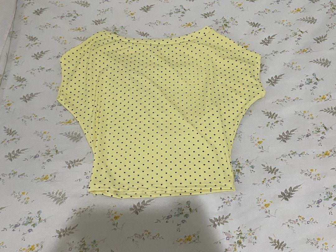 Yellow Polka Dot Asymmetrical Top (Category: Others Tops) located in Porac. Submitted by wearbyroch (Listing ID 1470687850, Image 2). Description: fits size xs- medium.