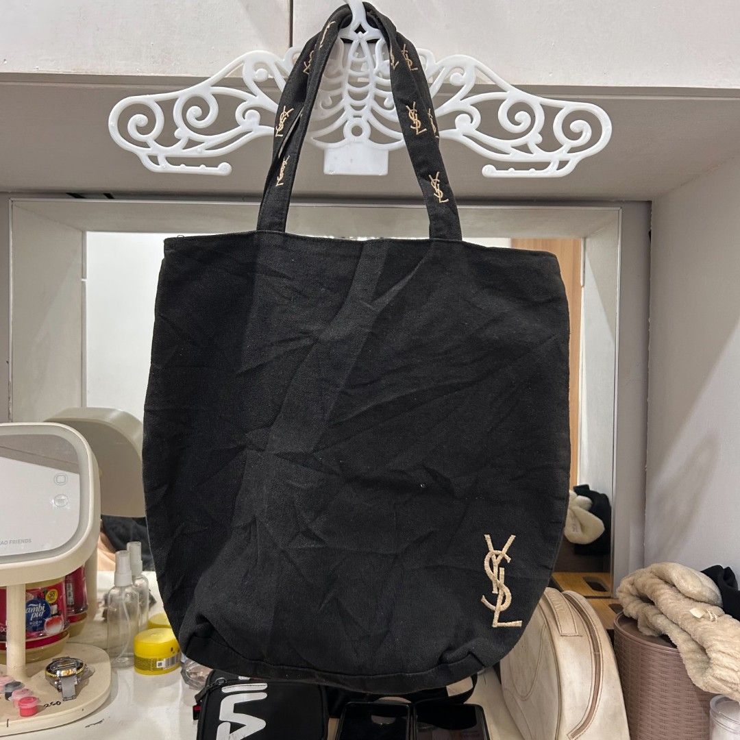 Ysl Tote Bag (Category: Luxury Bags & Wallets) located in Bogo. Submitted by hasslehard.69 (Listing ID 1470719413, Image 1). Description: .