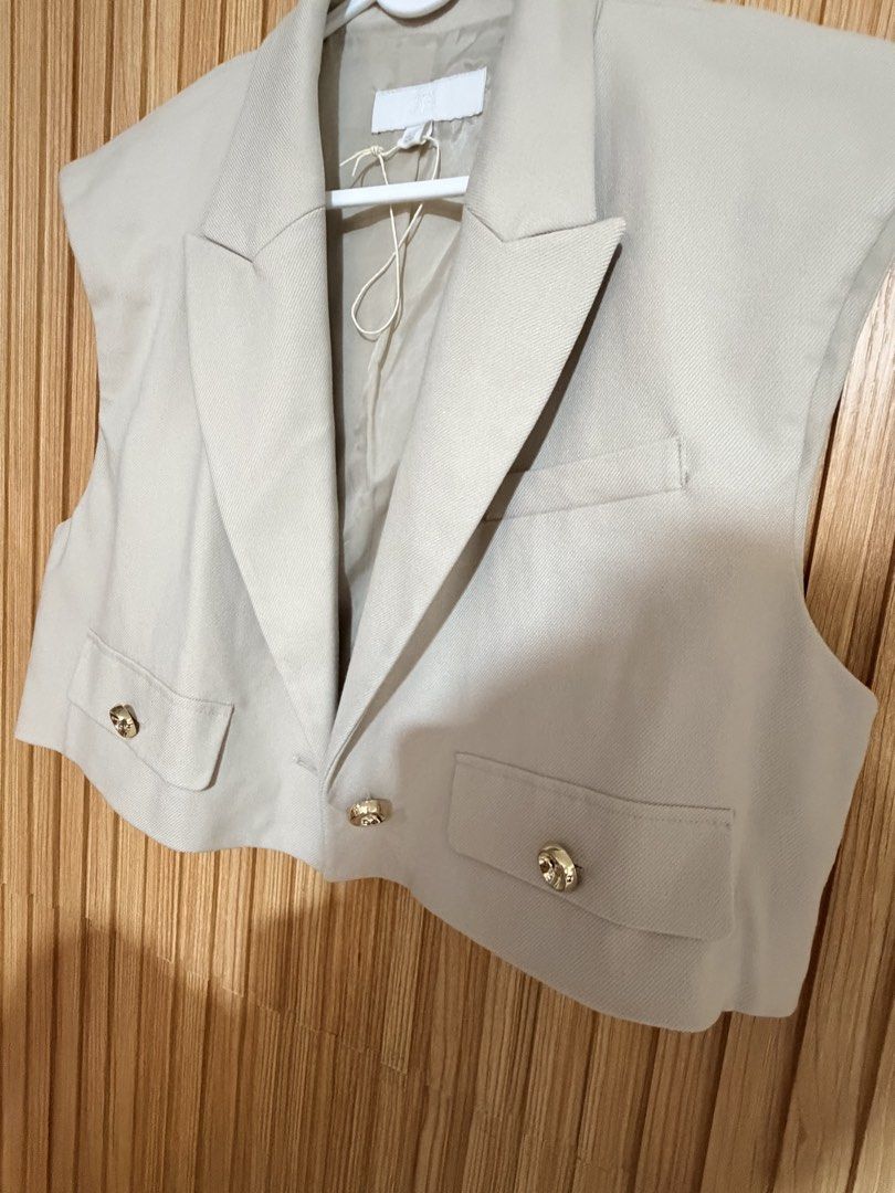Zara Beige Cropped Blazer Vest Size M (Category: Coats, Jackets and Outerwear) located in Makati City. Submitted by ziagabrielle (Listing ID 1470560923, Image 2). Description: - Brand: Zara - Style: Cropped double-breasted blazer vest - Size: EUR Medium / Mexico 28 - Details: Gold-tone buttons on front pockets, structured shoulders, notched lapels, fully lined interior - Condition: Brand new with tags attached - Color: Versatile neutral beige.