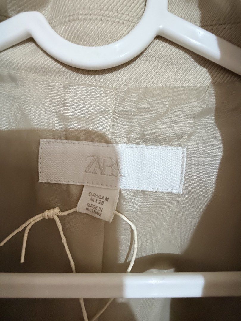 Zara Beige Cropped Blazer Vest Size M (Category: Coats, Jackets and Outerwear) located in Makati City. Submitted by ziagabrielle (Listing ID 1470560923, Image 3). Description: - Brand: Zara - Style: Cropped double-breasted blazer vest - Size: EUR Medium / Mexico 28 - Details: Gold-tone buttons on front pockets, structured shoulders, notched lapels, fully lined interior - Condition: Brand new with tags attached - Color: Versatile neutral beige.