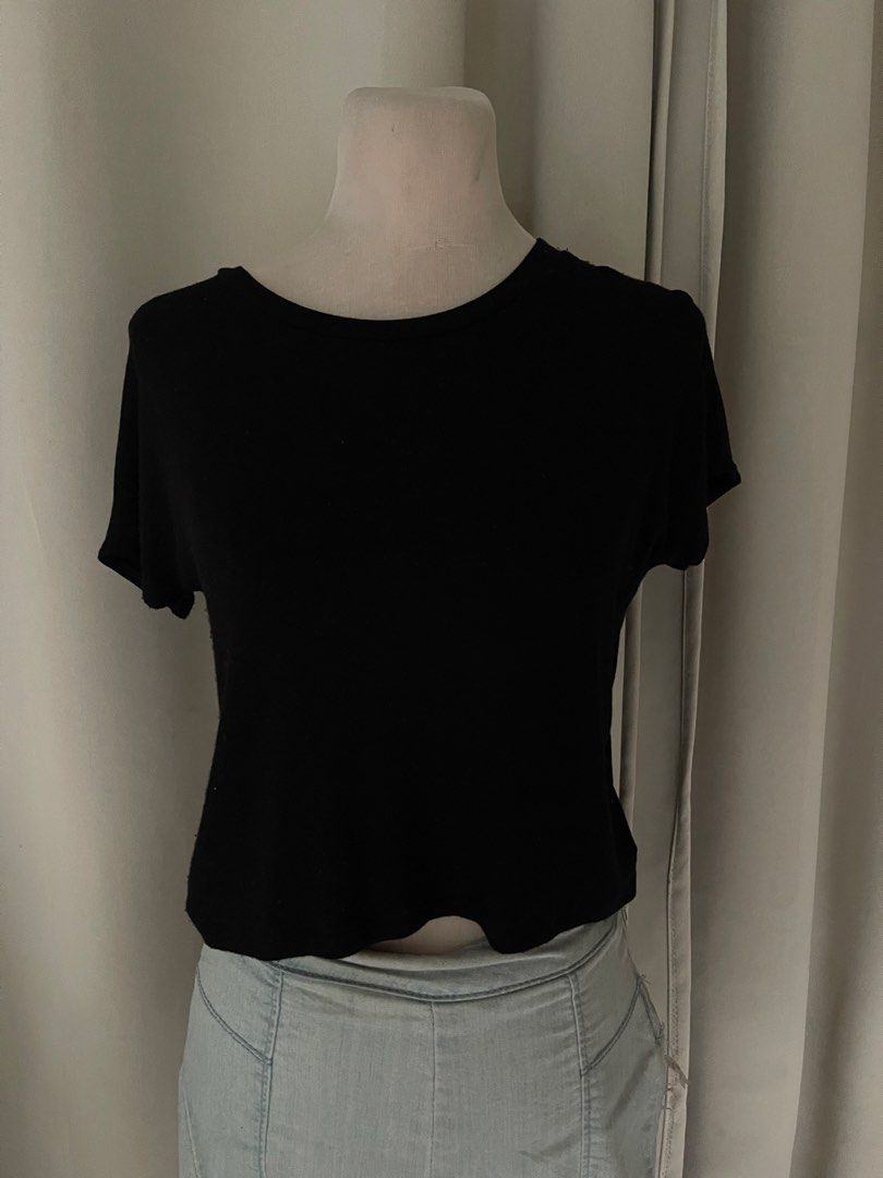 Zara Black Crop Tee Size L (Category: Shirts) located in Cainta. Submitted by zlove111 (Listing ID 1470637731, Image 1). Description: - Brand: Zara - Style: Black crop top t-shirt with short sleeves and crew neckline - Size: Large (tag attached) - Origin: Made in Bangladesh - Color: Solid black - Versatile piece, pairs easily with high-waisted jeans or skirts - Condition: Brand new with tags cotton knit med -xl selling low due to minimal lints .