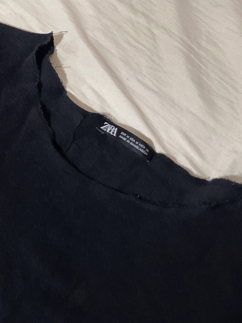 Zara Black Crop Top Raw Hem Size M (Category: Shirts) located in Caloocan City. Submitted by sheshesheshesheshe13 (Listing ID 1470713851, Image 2). Description: - Brand: Zara - Color: Black - Size: M - Fit: Cropped - Details: Raw cut neckline and hem with exposed threads, short sleeves - Condition: Shows some wear near the right armpit with small holes and loose threads.
