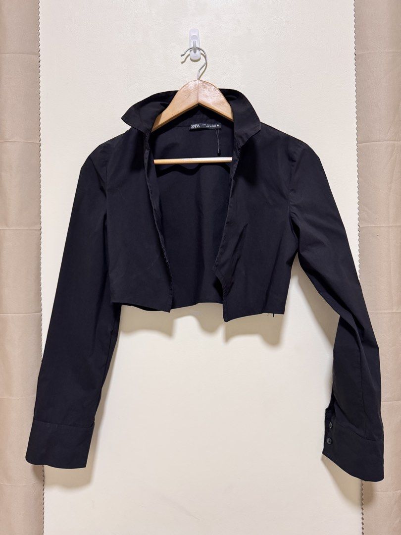 Zara Black Long Sleeve Crop Top (Category: Longsleeves) located in Manila. Submitted by seayouncey (Listing ID 1470673711, Image 1). Description: - Brand: Zara - Color: Black - Size: EUR S / USA S / MEX 26 - Condition: Brand new, unworn with original tag attached - Design: Collared neckline, buttoned cuffs, open front, and short boxy cut - Origin: Made in Turkey.