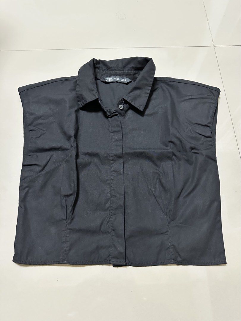 Zara black poplin cropped button-down top (Category: Blouses) located in Davao. Submitted by theresetshelf (Listing ID 1470613969, Image 2). Description: • 100% Cotton / Poplin material • Sleeveless / cap-sleeve style • Flattering cropped length • Clean, minimalist vibe .