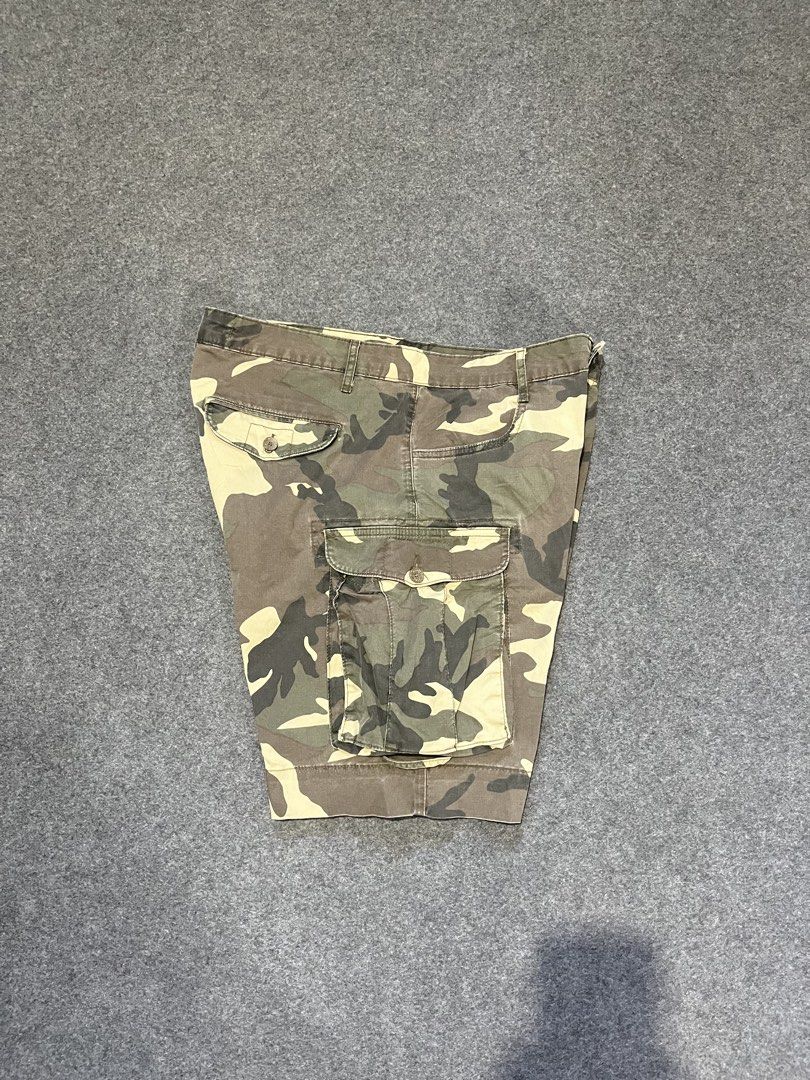 Zara camouflage cargo short (Category: Shorts) located in Lapu Lapu. Submitted by jhonrener41426 (Listing ID 1470613475, Image 3). Description: Size 36 Length-20 Leg opening-11 Excellent condition Color rate 9.5/10 Authentic Issue none .
