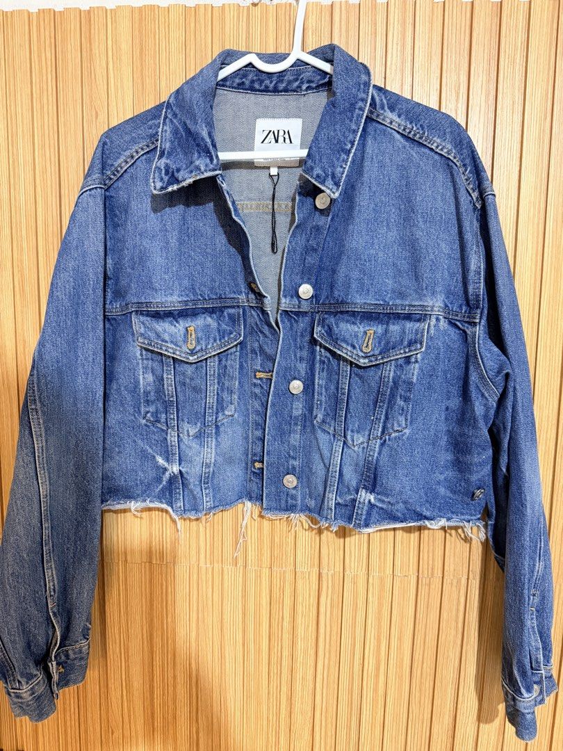 Zara Cropped Denim Jacket Blue Size L (Category: Coats, Jackets and Outerwear) located in Makati City. Submitted by ziagabrielle (Listing ID 1470561100, Image 2). Description: - Brand: Zara - Style: Cropped denim jacket with raw frayed hem - Wash: Medium blue - Details: Button-up front, chest pockets with button flaps, metal hardware, long sleeves with button cuffs, classic collar - Size: L on tag (fits EUR L, USA L, MEX 30) - Condition: Excellen