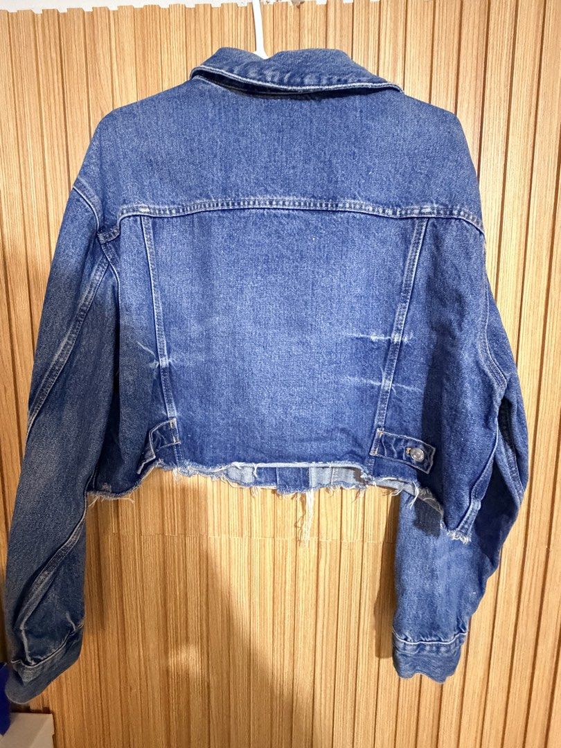 Zara Cropped Denim Jacket Blue Size L (Category: Coats, Jackets and Outerwear) located in Makati City. Submitted by ziagabrielle (Listing ID 1470561100, Image 3). Description: - Brand: Zara - Style: Cropped denim jacket with raw frayed hem - Wash: Medium blue - Details: Button-up front, chest pockets with button flaps, metal hardware, long sleeves with button cuffs, classic collar - Size: L on tag (fits EUR L, USA L, MEX 30) - Condition: Excellen