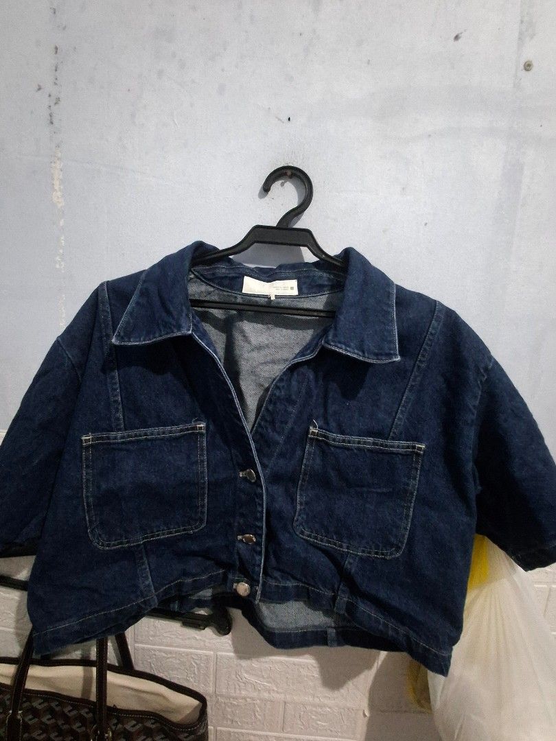 ZARA Dark Blue Denim Jacket Size XL (Category: Coats, Jackets and Outerwear) located in Manila. Submitted by enrich_mj (Listing ID 1470681483, Image 1). Description: - Brand: Zara - Origin: Made in Turkey - Size: EUR/USA XL / MEX 32 - Color: Dark Blue - Material: Heavy denim, ideal for layering - Features: Front button closure, two front chest pockets, classic collar style - Condition: Great staple outerwear piece.