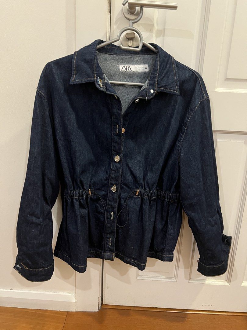 Zara Dark Blue Denim Jacket with Drawstring Waist (Category: Coats, Jackets and Outerwear) located in San Juan City. Submitted by thrillfinder (Listing ID 1470574938, Image 1). Description: - Brand: Zara - Size: EUR L / USA L / MEX 30 - Color: Dark blue wash with contrast stitching - Material: Quality denim, made in Turkey - Features: Button-up front with metallic buttons, classic collar, long sleeves with buttoned cuffs - Fit: Adjustable drawstr