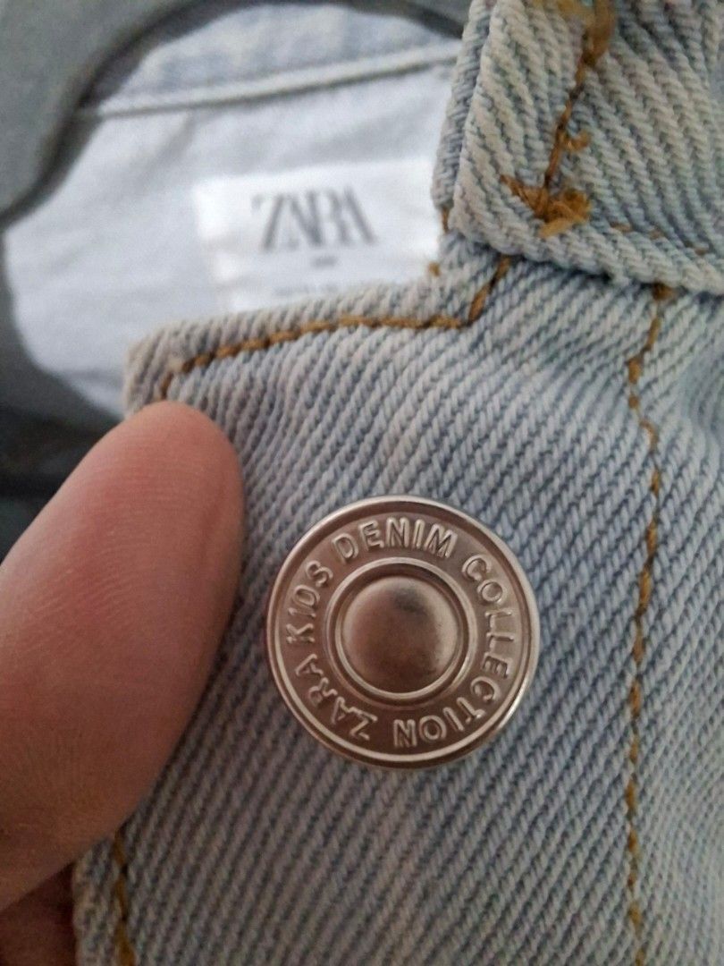 Zara Denim Jacket (Category: Coats, Jackets and Outerwear) located in Quezon City. Submitted by clairy_fairy (Listing ID 1470642382, Image 3). Description: .