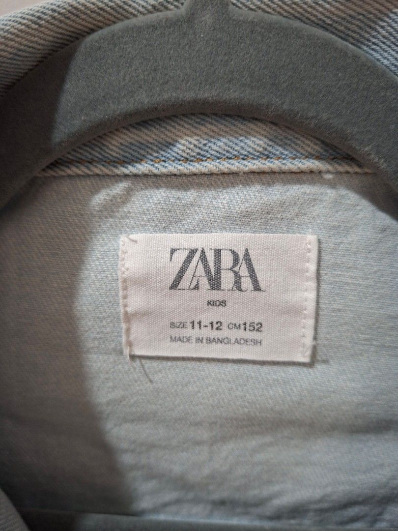 Zara Denim Jacket (Category: Coats, Jackets and Outerwear) located in Quezon City. Submitted by clairy_fairy (Listing ID 1470642382, Image 2). Description: .