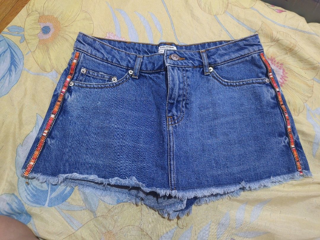 Zara denim skort😍 free sfee (Category: Shorts) located in Bulacan. Submitted by joanplm12 (Listing ID 1470614522, Image 2). Description: waist 27-28 in good condition free sfee .