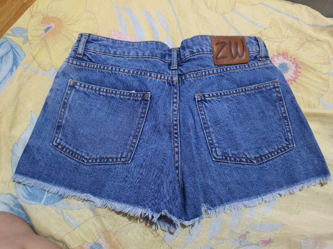 Zara denim skort😍 free sfee (Category: Shorts) located in Bulacan. Submitted by joanplm12 (Listing ID 1470614522, Image 3). Description: waist 27-28 in good condition free sfee .