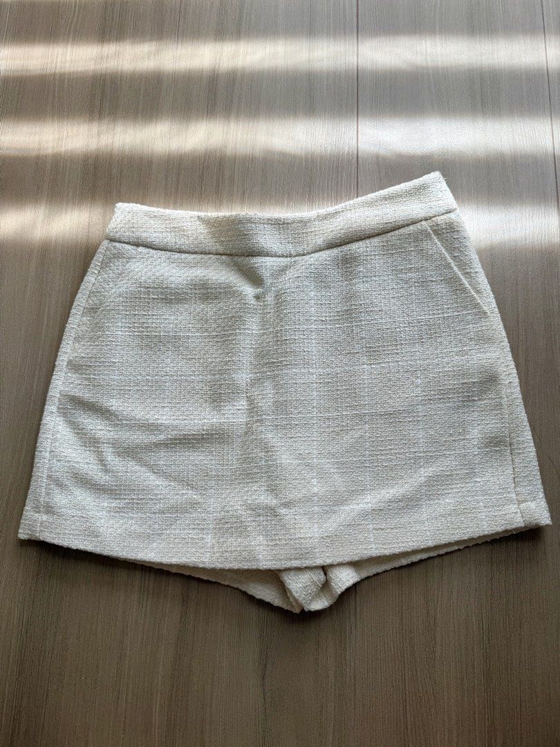 ZARA elegant beige skort (Category: Skirts) located in Manila. Submitted by bella_boo (Listing ID 1470587321, Image 1). Description: have to sell by TODAY (tuesday) tags 🏷️: brandy melville, subdued, edikted, cotton on, stradivarius, bershka, pull and bear, zara, h&m, hnm.