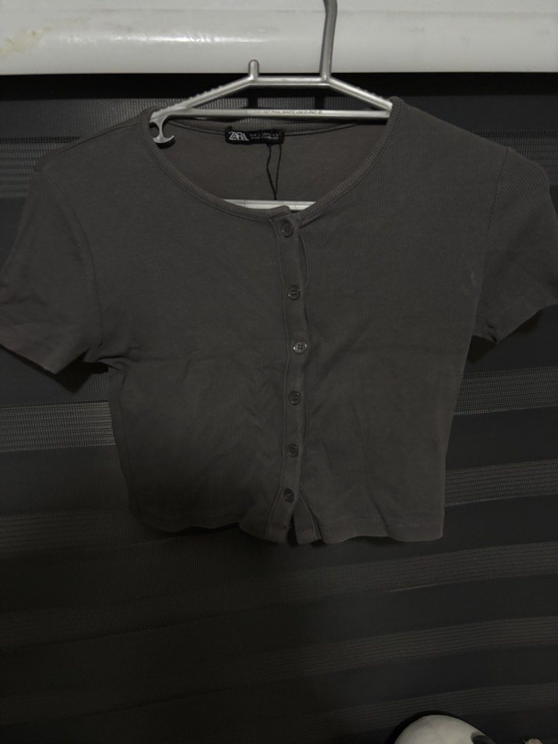 zara gray front button top (Category: Shirts) located in Manila. Submitted by iyahpreloved_ (Listing ID 1470701277, Image 1). Description: size L.