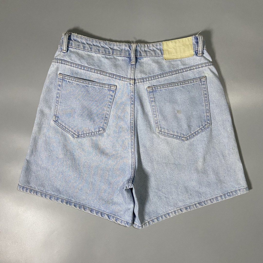 Zara Jorts (Category: Shorts) located in Taguig. Submitted by workwearheads (Listing ID 1470597989, Image 2). Description: ▪️Waist: 32 ▪️Length: 17 ▪️Thigh: 13.5 ▪️Leg Opening: 13 ▪️Color rate: 10/10 ▪️Issue: sign of usage, minor stain (see last 2 photo) ▪️Excellent Condition.