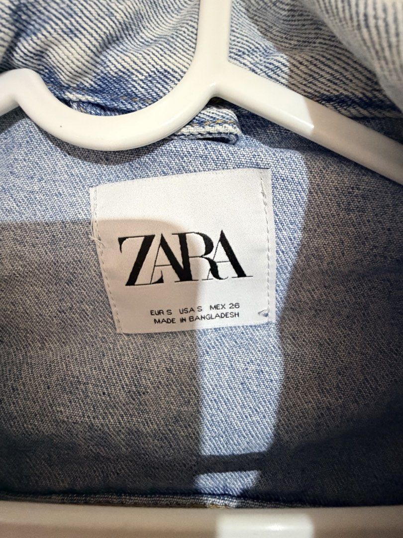 Zara Light Blue Denim Vest Size S (Category: Sleeveless) located in Makati City. Submitted by ziagabrielle (Listing ID 1470560870, Image 2). Description: - Brand: Zara - Style: Light wash blue denim vest / sleeveless jacket - Size: S (EUR S, USA S, MEX 26) - Fit: Regular fit, cropped length - Features: Classic collar, front metal button closure, two functional chest pockets - Origin: Made in Bangladesh - Condition: Great pre-loved condition, perf