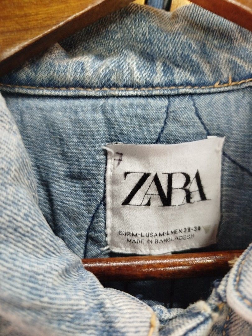 Zara Light Wash Denim Jacket (Category: Coats, Jackets and Outerwear) located in Quezon City. Submitted by epoquebyjaz (Listing ID 1470638390, Image 3). Description: - Brand/Model: Zara light wash denim jacket - Size: L (Boxy fit) - Material/Origin: Made in Bangladesh - Features: Classic button-up front with metal hardware, dual chest pockets, and folded cuffs - Condition/Style: Timeless layering staple.