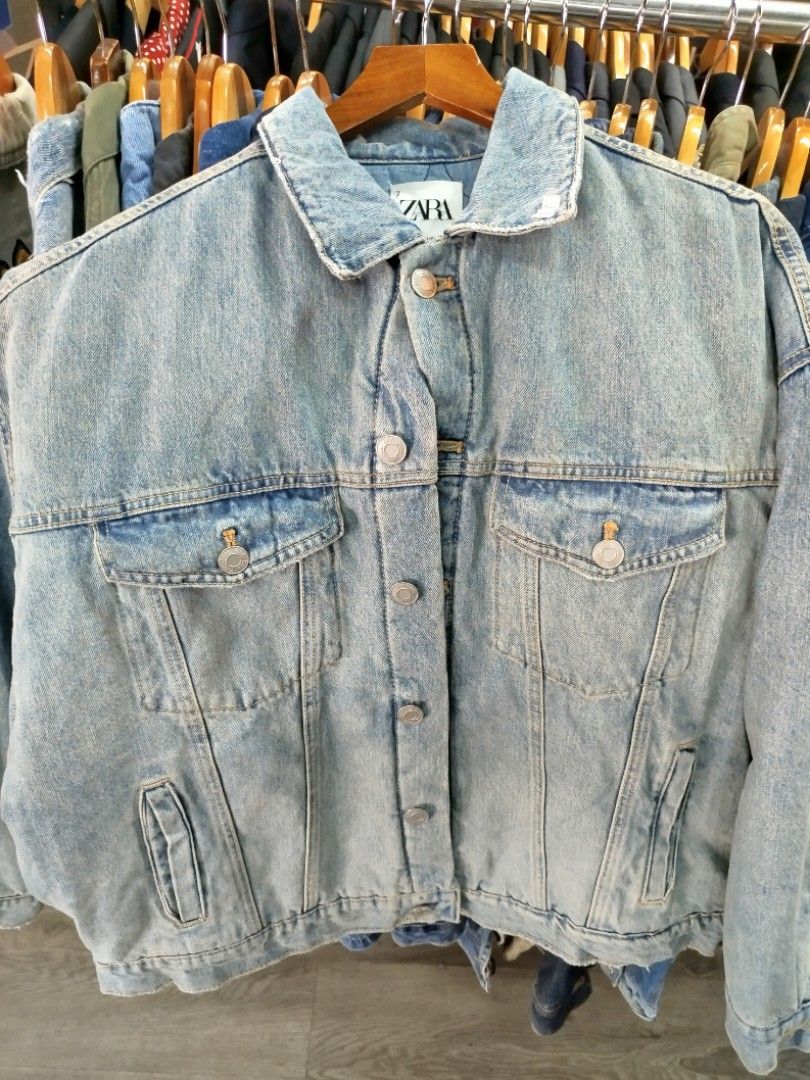 Zara Light Wash Denim Jacket (Category: Coats, Jackets and Outerwear) located in Quezon City. Submitted by epoquebyjaz (Listing ID 1470638390, Image 2). Description: - Brand/Model: Zara light wash denim jacket - Size: L (Boxy fit) - Material/Origin: Made in Bangladesh - Features: Classic button-up front with metal hardware, dual chest pockets, and folded cuffs - Condition/Style: Timeless layering staple.