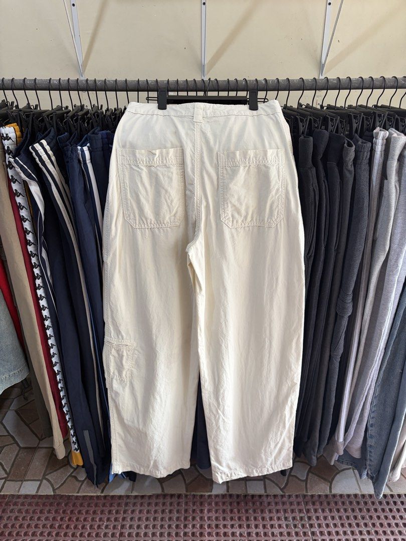Zara Multi Pocket Baggy Pants Size 28 (Category: Jeans) located in Manila. Submitted by _valuevault777 (Listing ID 1470622512, Image 2). Description: Baggy Pants Unisex Need Wash Excellent - Like New Condition.