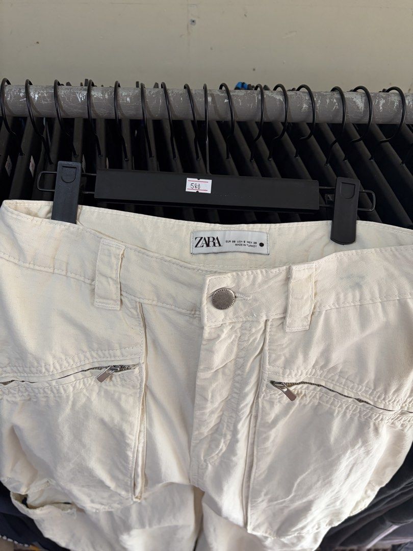 Zara Multi Pocket Baggy Pants Size 28 (Category: Jeans) located in Manila. Submitted by _valuevault777 (Listing ID 1470622512, Image 3). Description: Baggy Pants Unisex Need Wash Excellent - Like New Condition.