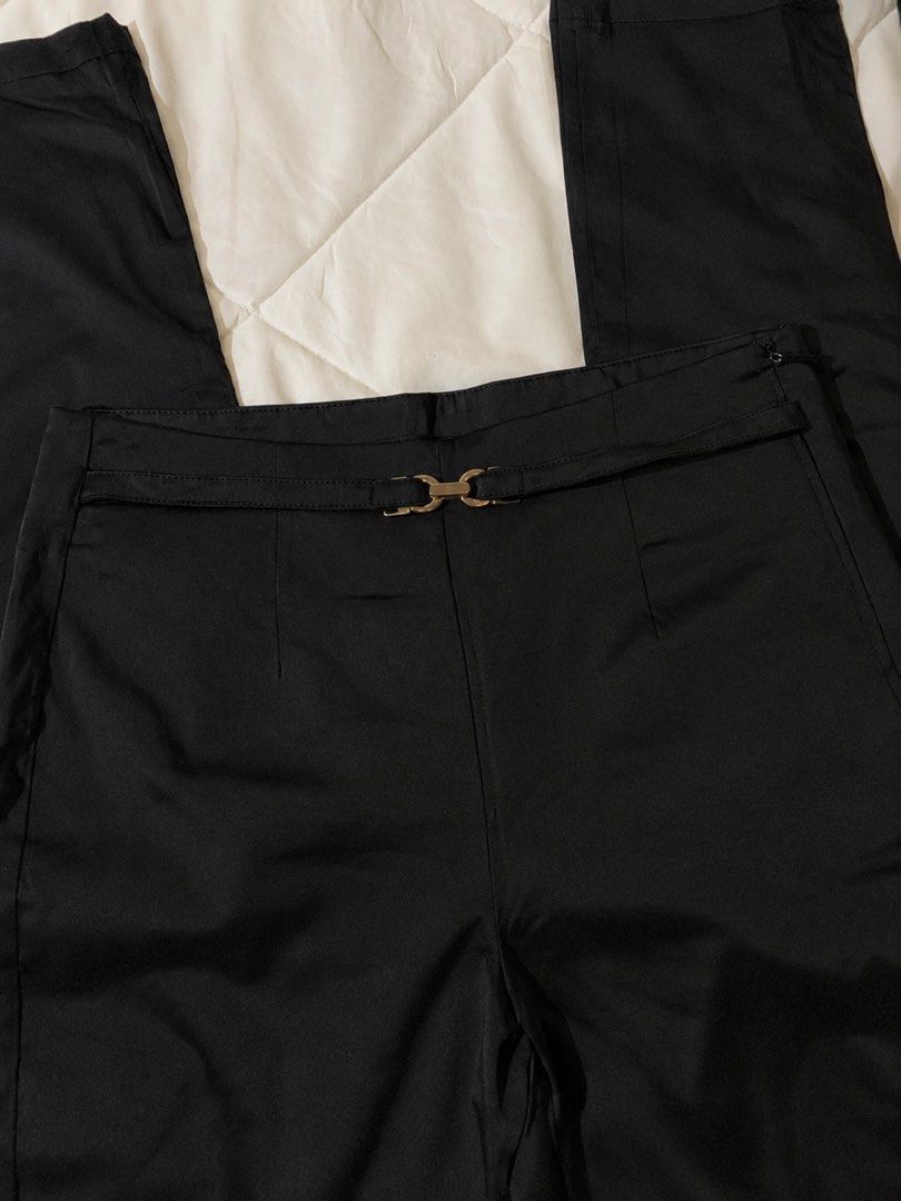 Zara Pants (Category: Other Bottoms) located in Agdangan. Submitted by ysa.collection (Listing ID 1470650087, Image 2). Description: ♡ Waist: 24 inches ♡ Condition: good as new ♡ Selling because: Decluttering 💌 DM for inquiries! No cancellation once confirmed..