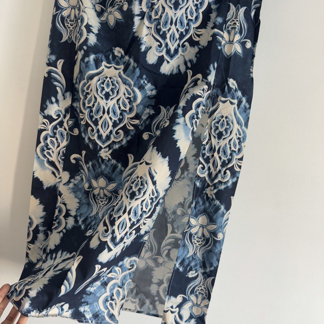 Zara skirt (Category: Skirts) located in Manila. Submitted by apparella.ph (Listing ID 1470592159, Image 2). Description: BNWT SUPER PRETTY, with slit Waist:32 Length:35 ☑️Everything is my Own preloved / BNWT/BNWOT ☑️ not thrifted/Ukay ☑️ malukot sa picture kasi na stock sa cabinet (tinatamad mag plantsa ✌️ ) ☑️Personal items ( usually bought in US/UK/JPN ) every year po ako nag aabroad so expect i don’t sell fake items and mejo pricey ☑️ check d